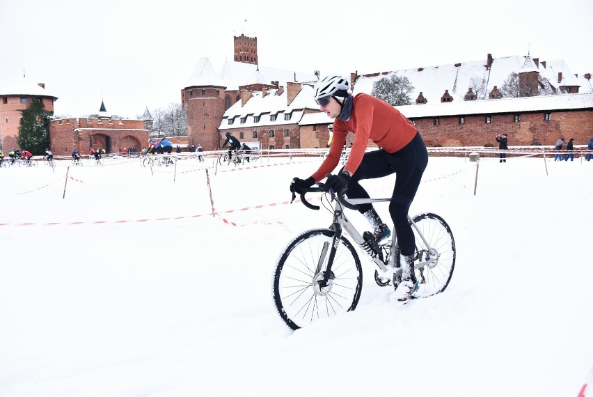 Kolarze ścigali się przy zamku w Malborku. Cyclocross Wałami von Plauena w zimowej scenerii