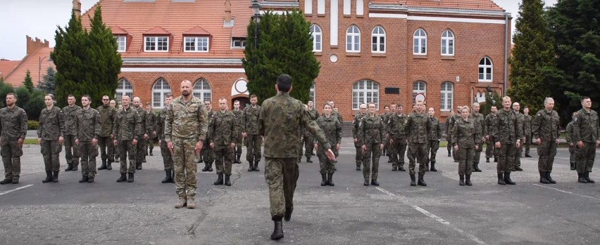 Malbork. Żołnierze z 71 batalionu obrony terytorialnej zrobili pompki dla Julki