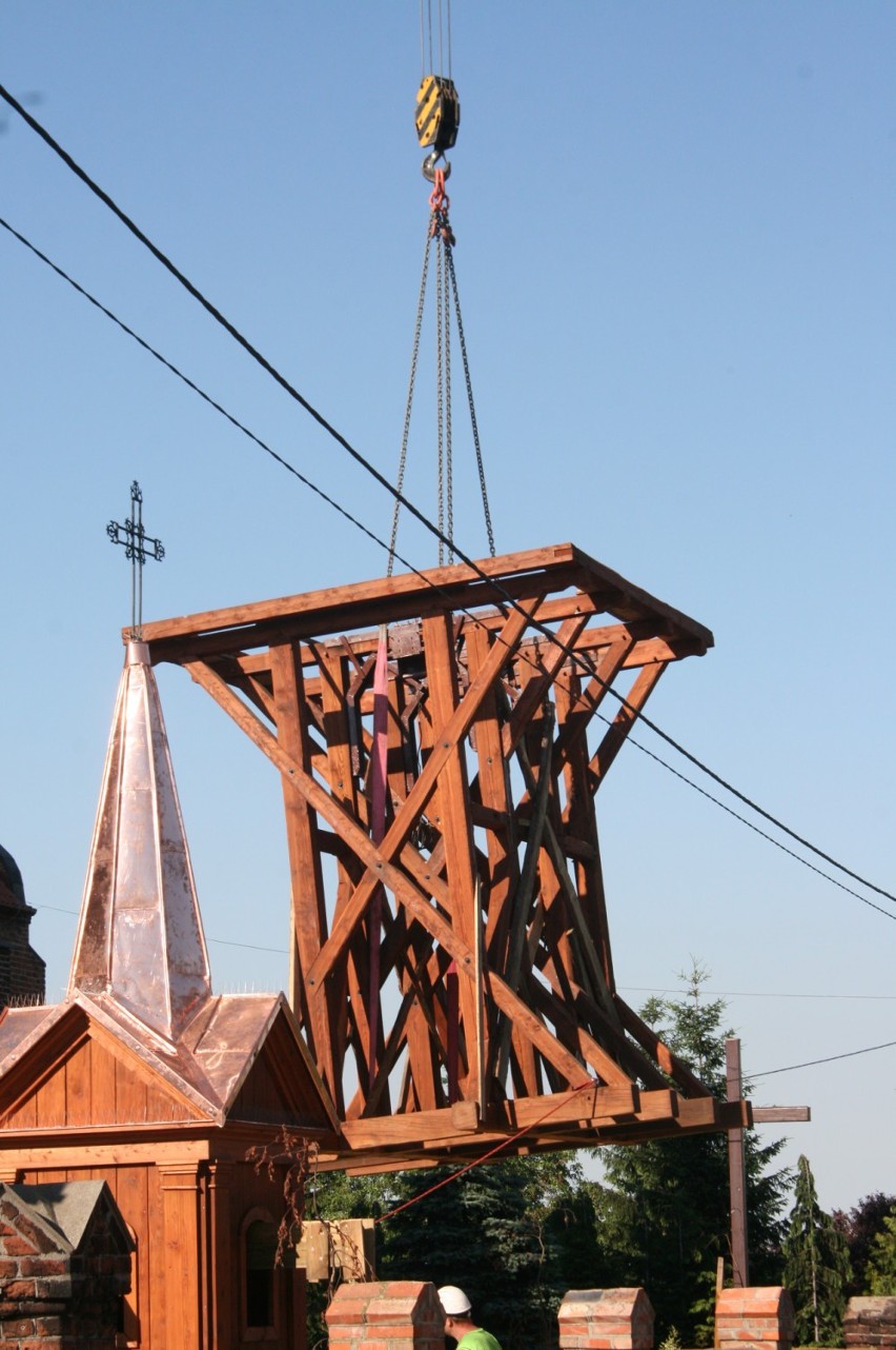 Ojcowie Franciszkanie w Radziejowie mają nową dzwonnicę [zdjęcia]