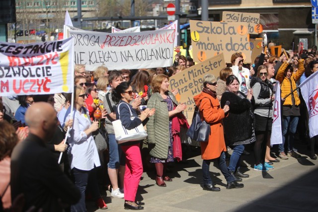 Manifestacja nauczycieli na rynku w Katowicach