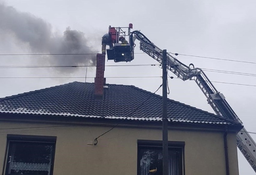 Plaga pożarów sadzy w przewodach kominowych w powiecie...