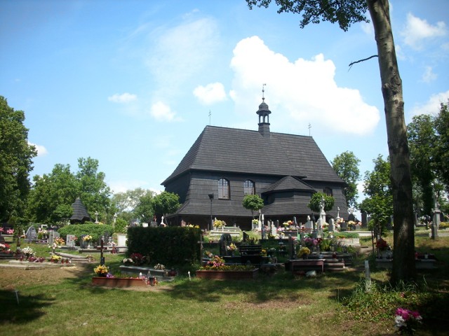 Uroczy jest drewniany kościół Świętej Anny w Czarnowąsach.