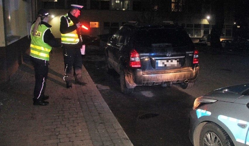 Kolizja w Kielcach. Kierowca wycofując rozbił dwa samochody, potem uciekł. Miał prawie 2 promile