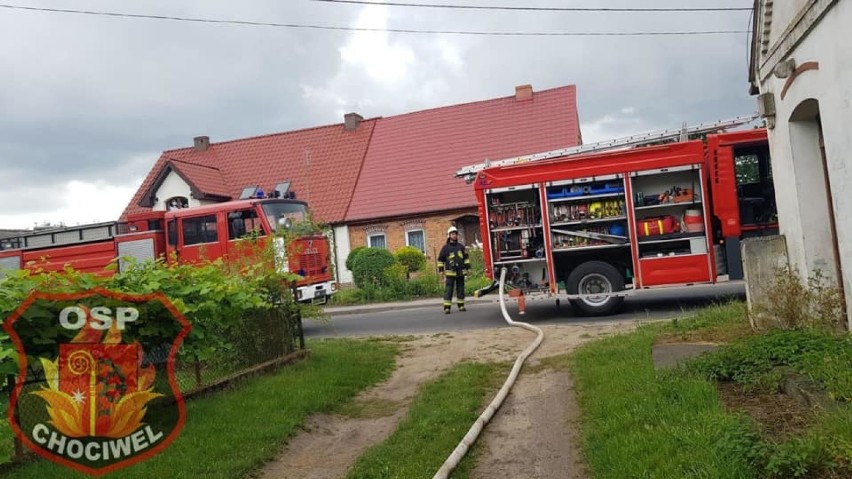 Strażacy z Ochotniczej Straży Pożarnej w Chociwlu gasili palącego się dostawczaka
