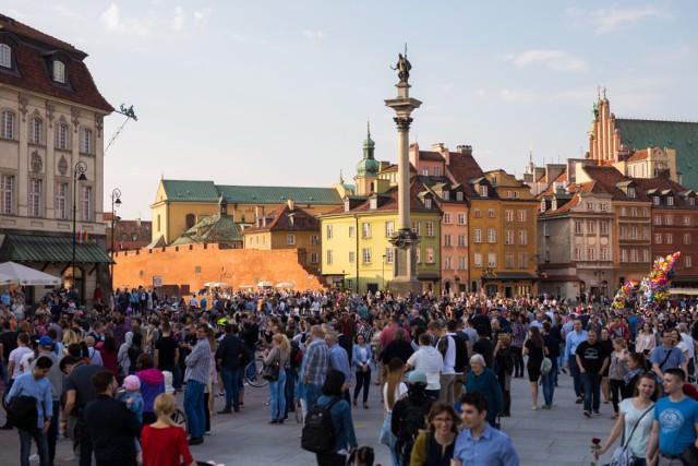 Z OSTATNIEJ CHIWLI: Ewakuacja restauracji obok placu Zamkowego. W lokalu może być ładunek wybuchowy