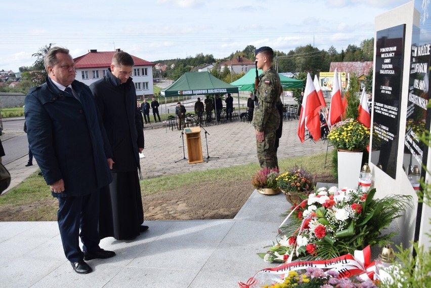 W Dąbrowie Białostockiej odsłonięto pomnik ku czci ofiar Obławy Augustowskiej. Zobacz zdjęcia i wideo