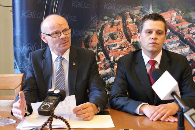 Kaliscy radni Prawa i Sprawiedliwości: Andrzej Plichta i Adam Koszada podczas konferencji prasowej.