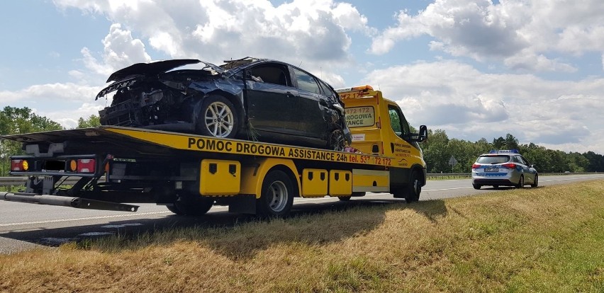 Dachowanie na A4 w okolicach Jaworzna: samochód wypadł na pobocze, trasa była nieprzejezdna [ZDJĘCIA]