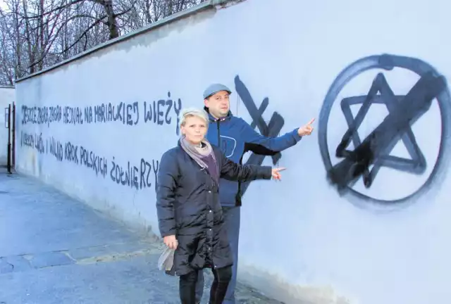 Małgorzata Mariowska i Tomasz Malec pokazują antysemickie bazgroły na murze kirkutu