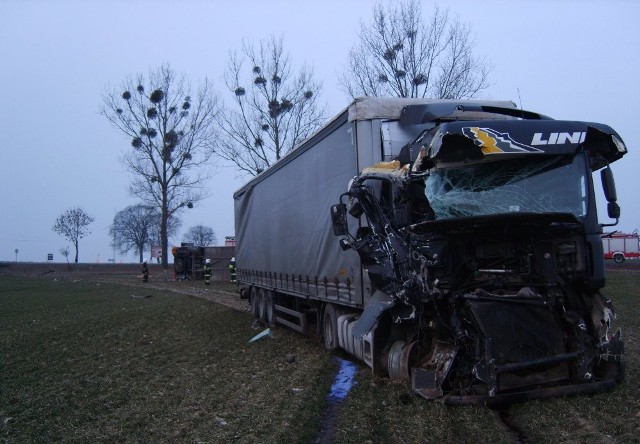 Dzisiaj (7.02.12) wczesnym rankiem dyżurny chełmińskiej komendy powiatowej otrzymał zgłoszenie o zderzeniu się dwóch aut na krajowej jedynce w miejscowości Małe Czyste. 

Z relacji osoby dzwoniącej wynikało, że jednym z uczestniczących aut jest rejsowy autobus. Dyżurny natychmiast wysłał tam patrol policji informując jednocześnie inne służby ratownicze: straż pożarną oraz pogotowie ratunkowe. 

Z wypadku do szpitala trafił kierujący PKS-em. 

Podróżujący autobusem czterej pasażerowie i kierujący TIR-em wyszli bez szwanku.