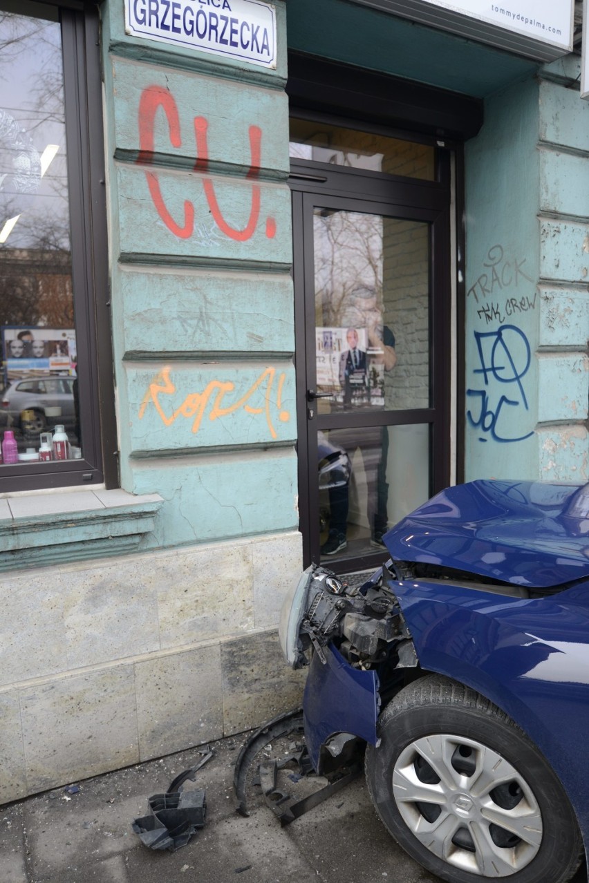 Kraków. Wypadek na ul. Grzegórzeckiej. Samochód wjechał w salon fryzjerski [ZDJĘCIA]