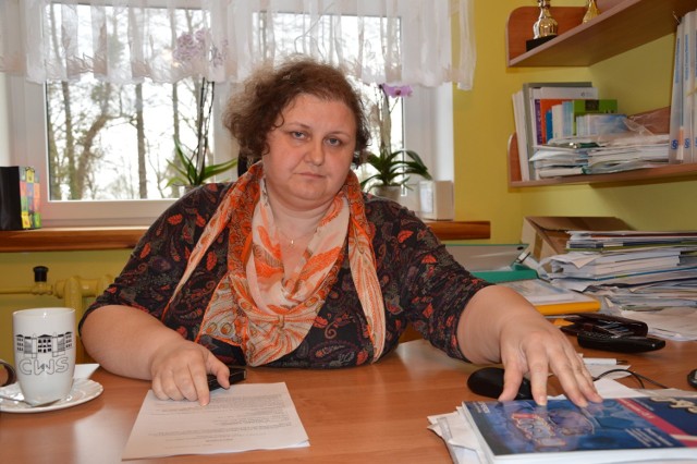 Zdaniem Barbary Czahajdy, dyrektorki Szkoły Podstawowej w Brodach, nauczyciel języka polskiego rzeczywiście kontaktuje się z uczniami drogą mailową od wielu lat i nie było z tym problemów