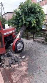 Lututów. Zderzenie ciągnika z osobówką. Jedna osoba poszkodowana [ zdjęcia]