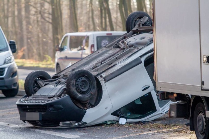 26 listopada na drogach było wyjątkowo ślisko, a  policjanci...