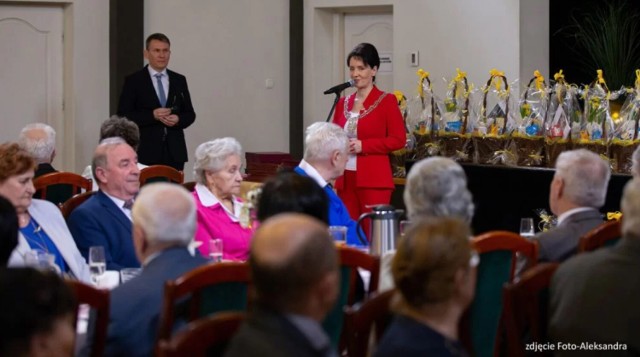 Jubilaci otrzymali medal za wieloletnie pożycie małżeńskie, które w imieniu prezydenta RP nadała im prezydent Jastrzębia, Anna Hetman.