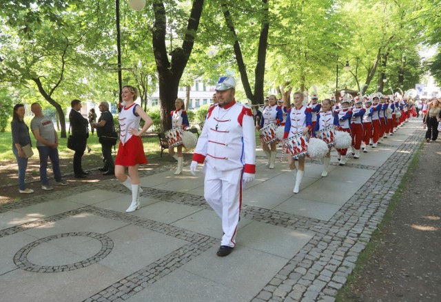 W Dniu Dziecka, w środę, 1 czerwca odbył się uroczysty przemarsz radomskiej Młodzieżowej Orkiestry Dętej "Grandioso" przez park imienia Tadeusza Kościuszki. Odbywało się tam duża impreza z okazji Dnia Dziecka - przemarsz orkiestry i jej występ zachwycił jednak wszystkich.

Zobacz więcej na kolejnych slajdach >>>