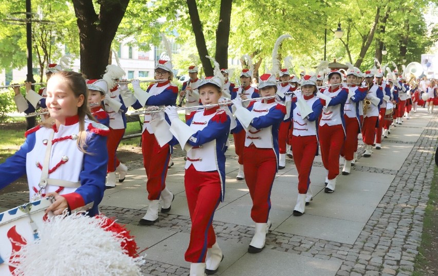 Przemarsz orkiestry Grandioso z okazji Dnia Dziecka przez park imienia Tadeusza Kościuszki w Radomiu. Zobacz zdjęcia