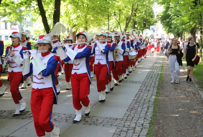 Przemarsz orkiestry Grandioso z okazji Dnia Dziecka przez park imienia Tadeusza Kościuszki w Radomiu. Zobacz zdjęcia
