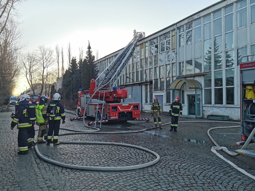 Lublin: Pożar hali produkcyjnej na Frezerów. 13 zastępów walczyło z ogniem