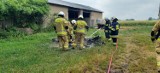 Straż Pożarna z Pleszewa dostała zgłoszenie o pożarze budynku gospodarczego zamiast tego paliły się... śmieci