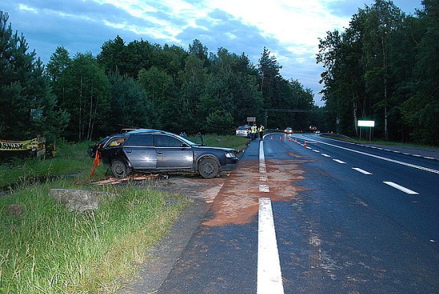 Wypadek w Widełce. Audi uderzył w przepust drogowy