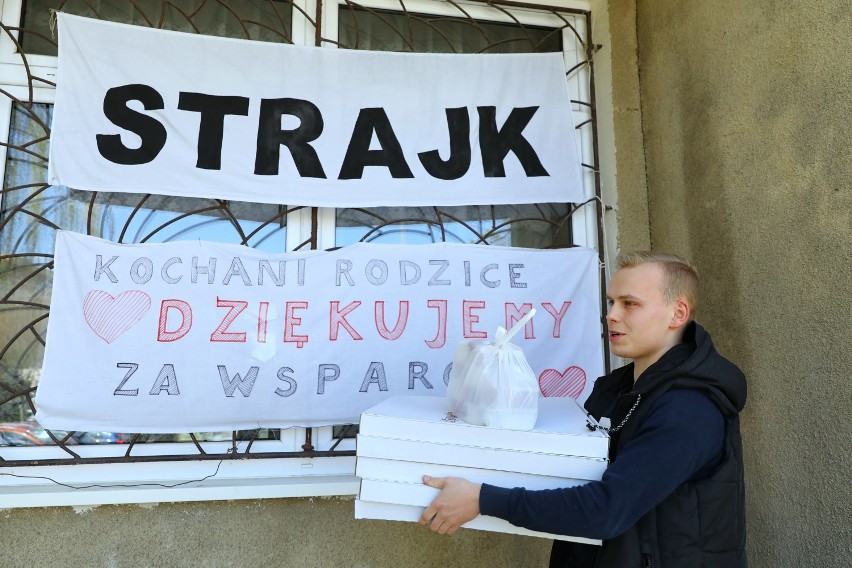 Rodzice wspierają strajkujących nauczycieli w Piotrkowie:...