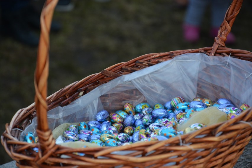 Chodzież: Wielkanocna zabawa. Dzieci szukały czekoladowych jajeczek na terenach MOSiR [FOTO]