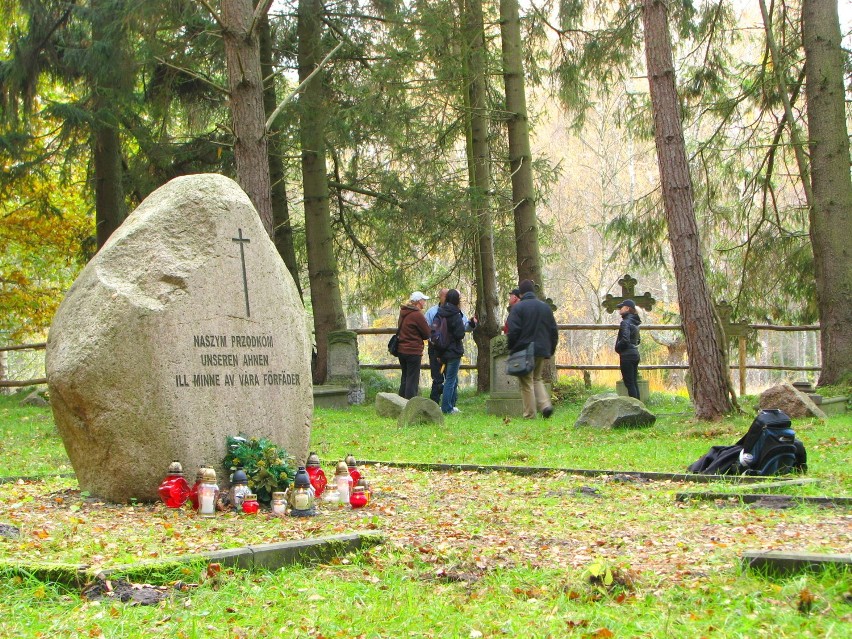 Głaz z napisem Naszym przodkom, w języku polskim, niemieckim...