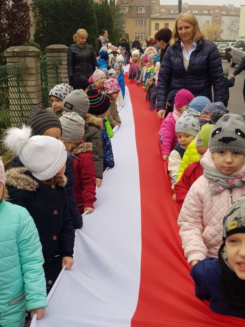 Przedszkolaki z Przedszkola nr 3 w Złotowie uczciły 100 rocznicę odzyskania Niepodległości przez Polskę