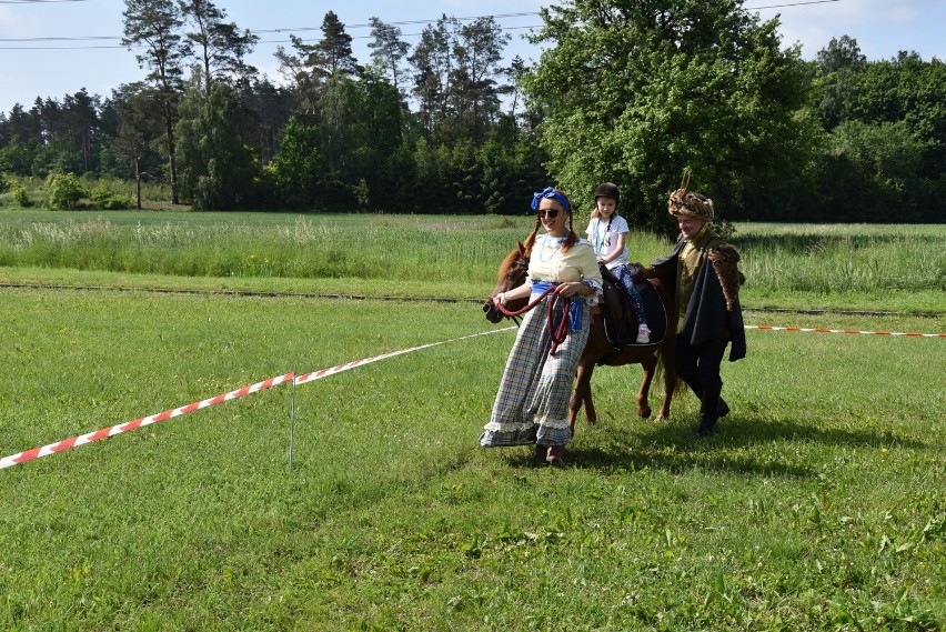Dzień Dziecka w Gałczewie - dzieci korzystają z jazdy konnej