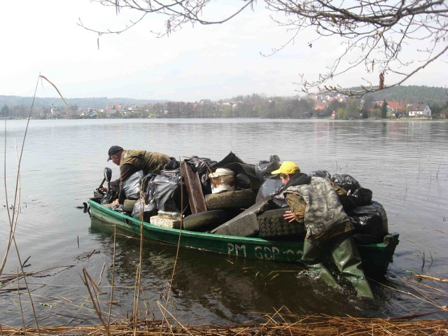 -&nbsp;Najwięcej zebraliśmy przedmiotów plastikowych, które do naszego jeziora w Kolbudach dostają się głównie spływając kanałem Raduni - wyjaśnia Dariusz Bławat z koła PZW. - Dlatego, żeby utrzymać czystość nad brzegami jezior i rzek nasze koło wprowadziło regulaminowy obowiązek utrzymania przez wędkarzy czystości swojego stanowiska wędkarskiego w promieniu 5 metrów, bez względu na stan, w jakim je zastali przed rozpoczęciem połowu.