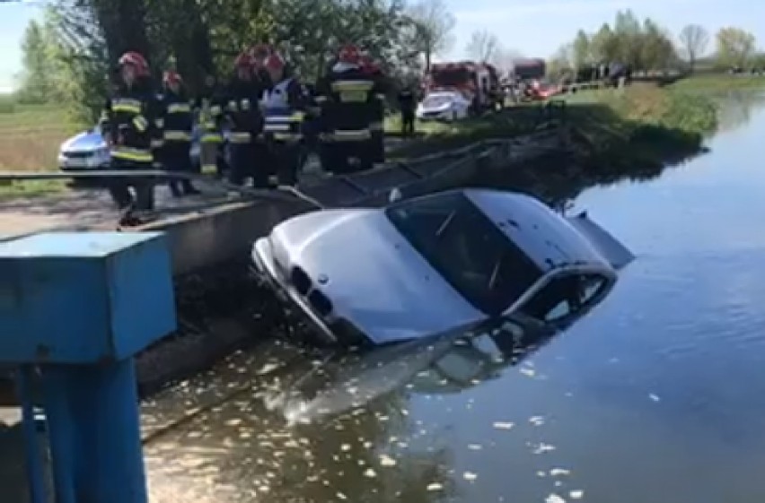 Wypadek w Zawadzie: Samochód BMW wpadł do Warty. Z rzeki wydobyto dwóch martwych mężczyzn [ZDJĘCIA]