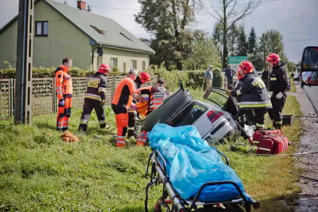 W wyniku zderzenia ciężarówki i osobówki kierowca volkswagena zmarł