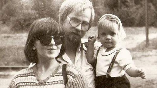 Włocławek 1979 r. Jolanta i Marek Frąckiewiczowie z córką Magdą. Kasia urodziła się rok później. Miała trzy miesiące, gdy zginął jej ojciec. Jej siostra - 2,5 roku.

(archiwum Jolanty Frąckiewicz-Przydatek)