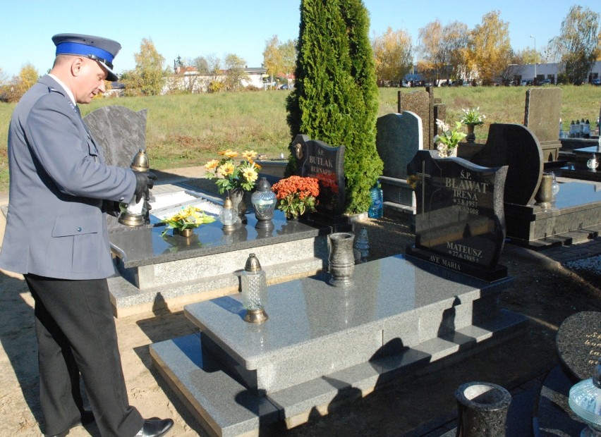 Ostrowscy policjanci pamiętają o funkcjonariuszach, którzy odeszli "na wieczną służbę"