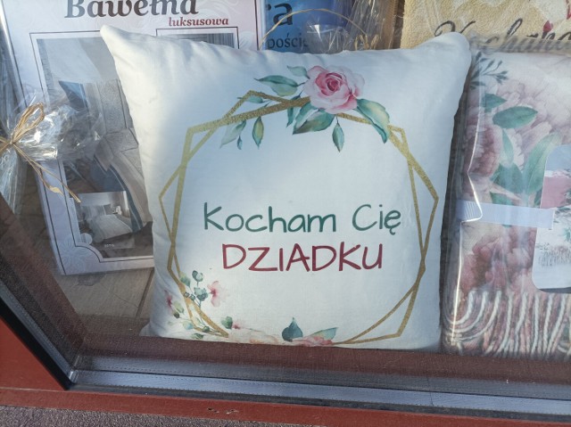 Obydwa święta, Dzień Babci i Dziadka, mają w Polsce stosunkowo krótką tradycję. Poduszka z dedykacją to dobry pomysł na prezent, ale najbardziej liczy się Wasza obecność przy nich.