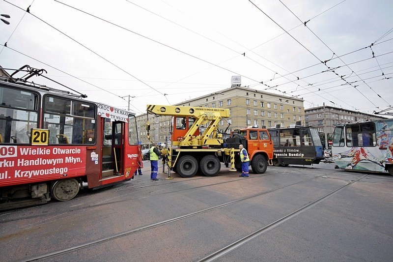 Wrocław: Tramwaj wykoleił się na pl. Legionów (ZDJĘCIA)