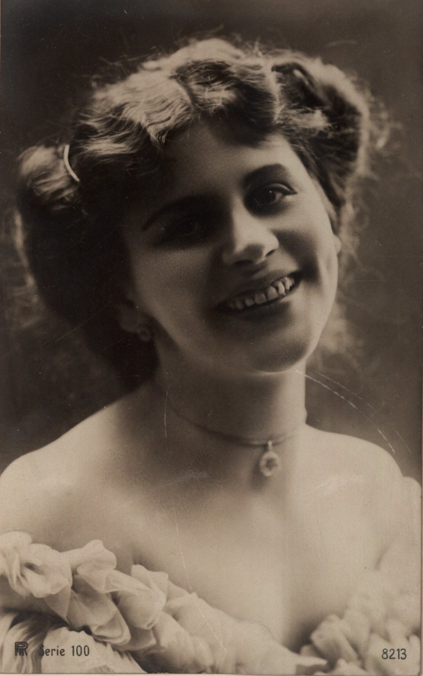 Portrety kobiecie na archiwalnych zdjęciach