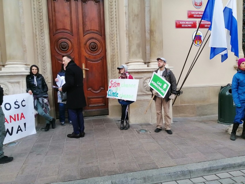 Protest przeciw "betonizacji Krakowa" pod urzędem miasta