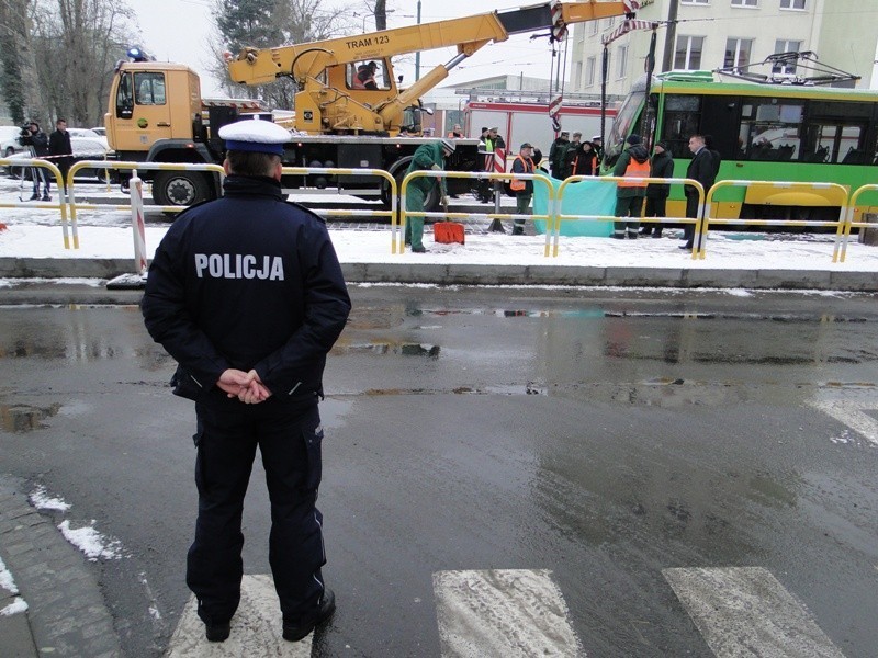 Wypadek na Głogowskiej: Śmierć pod kołami tramwaju. Nie żyje młoda kobieta [ZDJĘCIA]
