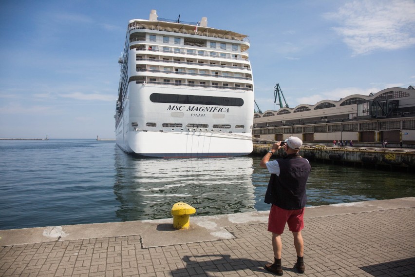 MSC "Magnifica" zawinął do Gdyni. Wycieczkowiec mierzy...