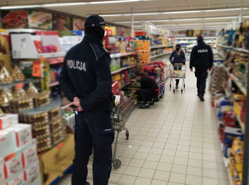 W tucholskich marketach spotkasz… policjantów! Sprawdzają stosowanie zasad bezpieczeństwa