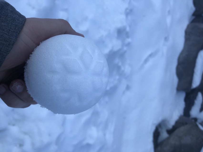 Urządzenie do robienia śnieżek jest hitem w Karpaczu