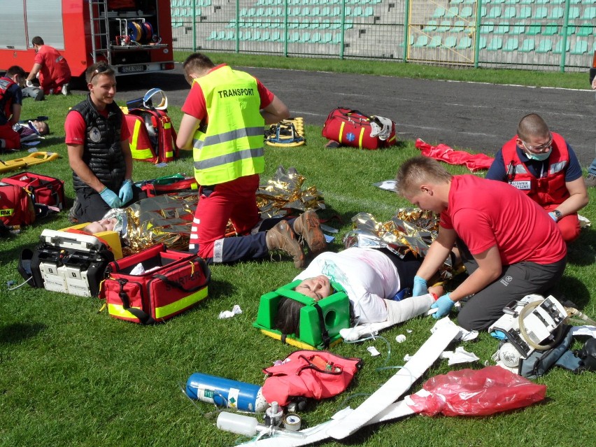 Na stadionie sportowym w Zawierciu trwają mistrzostwa ratowników medycznych