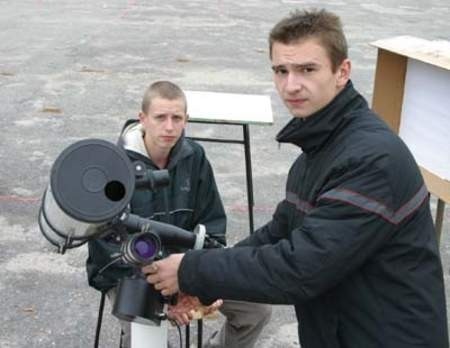 Adrian Majecki i Mateusz Moderski ustawili teleskop już o siódmej rano.