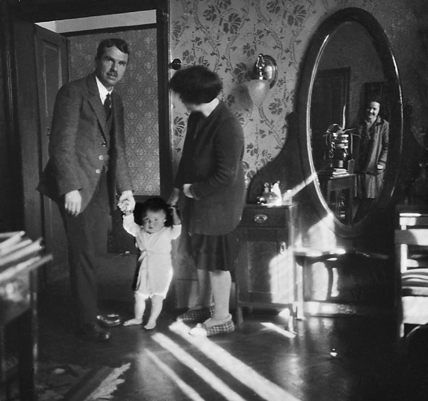 Zdzisio Beksiński z rodzicami Stanisławą i Stanisławem Beksińskimi w rodzinnym domu w Sanoku, 1929 r.