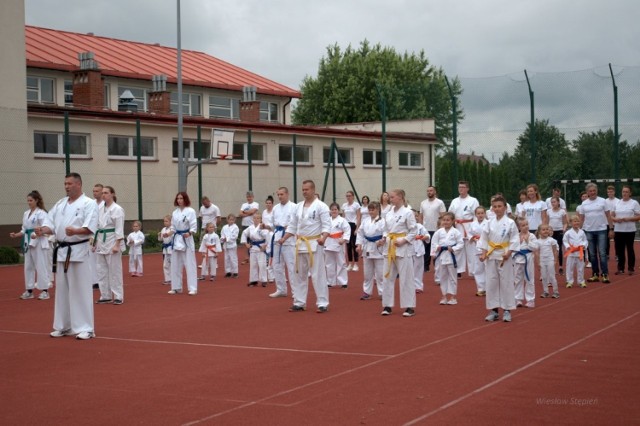 Bardzo liczna grupa karateków, rodziców, dziadków i sympatyków klubu uczestniczyła w akcji #GaszynChellenge, która ma celu pomoc małej Zosi.