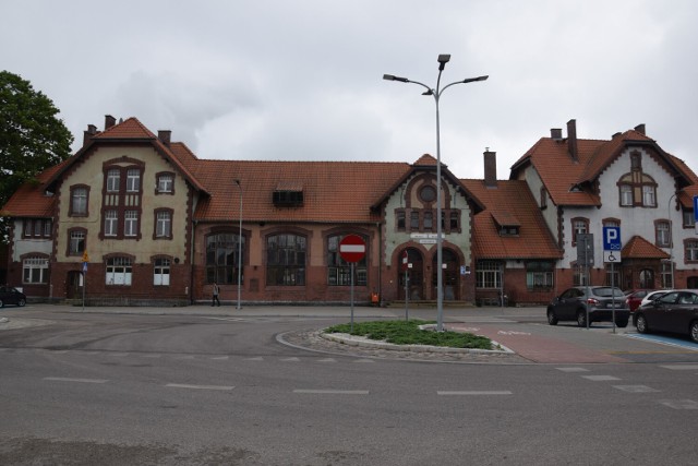 Z zewnątrz dworzec kolejowy Szczecinka wygląda lepiej niż wewnątrz