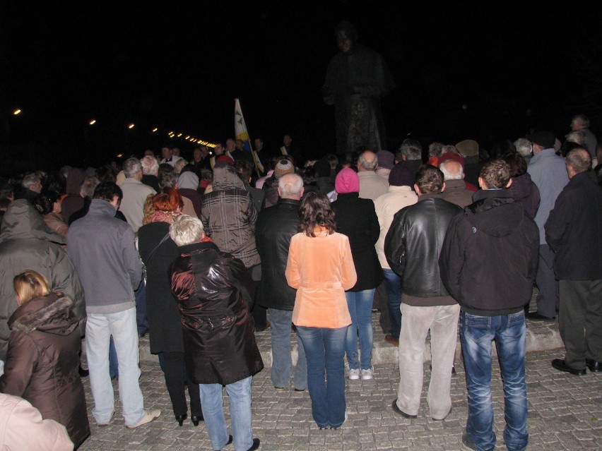 Lębork. Apel papieski  przy pomniku Jana Pawła II