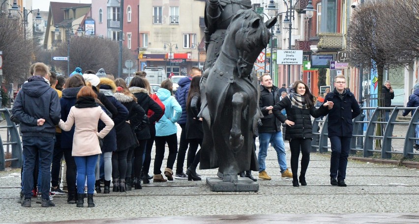 Malborscy maturzyści zatańczyli poloneza w centrum miasta [ZDJĘCIA ZSP 3]